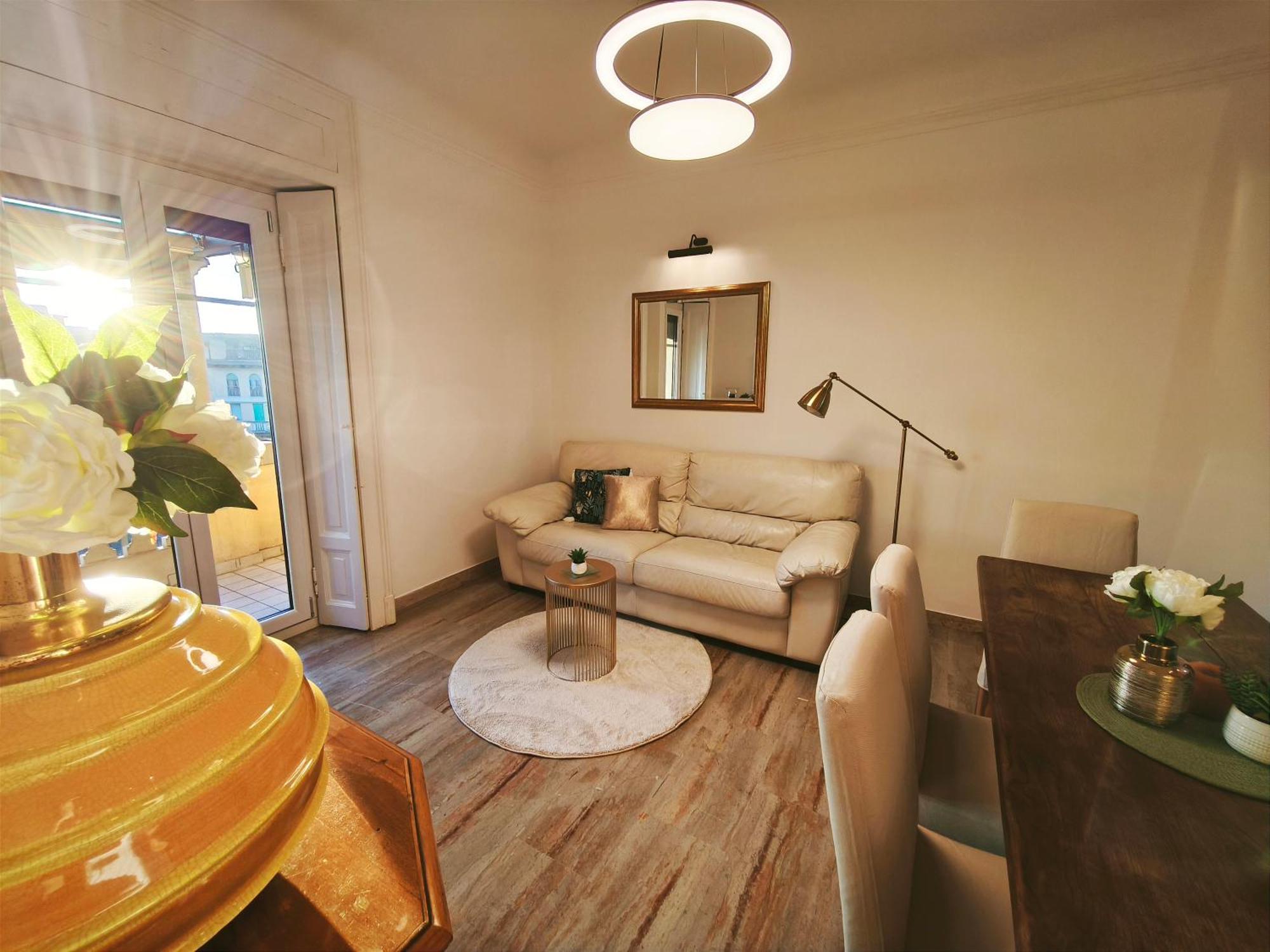 Elegant View Flat Adjacent Metro Apartment *